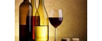 Rumänischer halbsüßer Wein. Weiße Rose oder halbsüßer Rotwein Rumänien